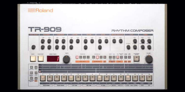 Roland Store Tokyoにて「TR-909」の実機を店頭に展示 & 「TR-909」デザイン・キーホルダーをプレゼント